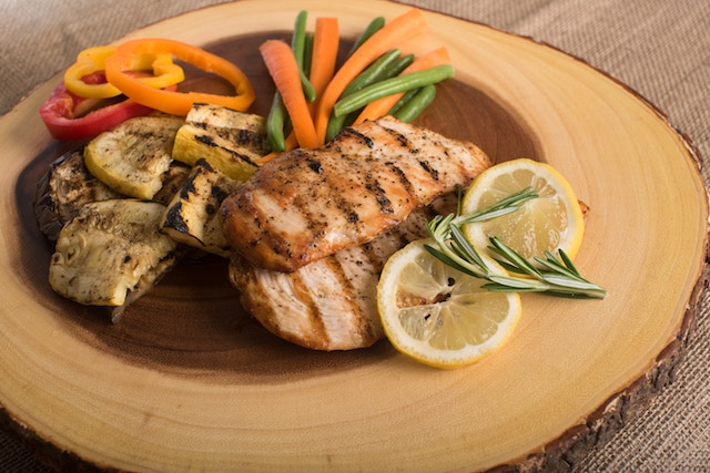 A healthy chicken and vegetable dinner.